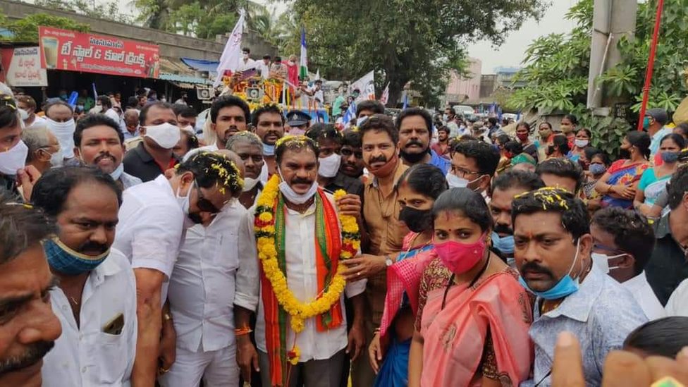 ర్యాలీ నిర్వహించిన తోట త్రిమూర్తులు ర్యాలీ నిర్వహించిన తోట త్రిమూర్తులు