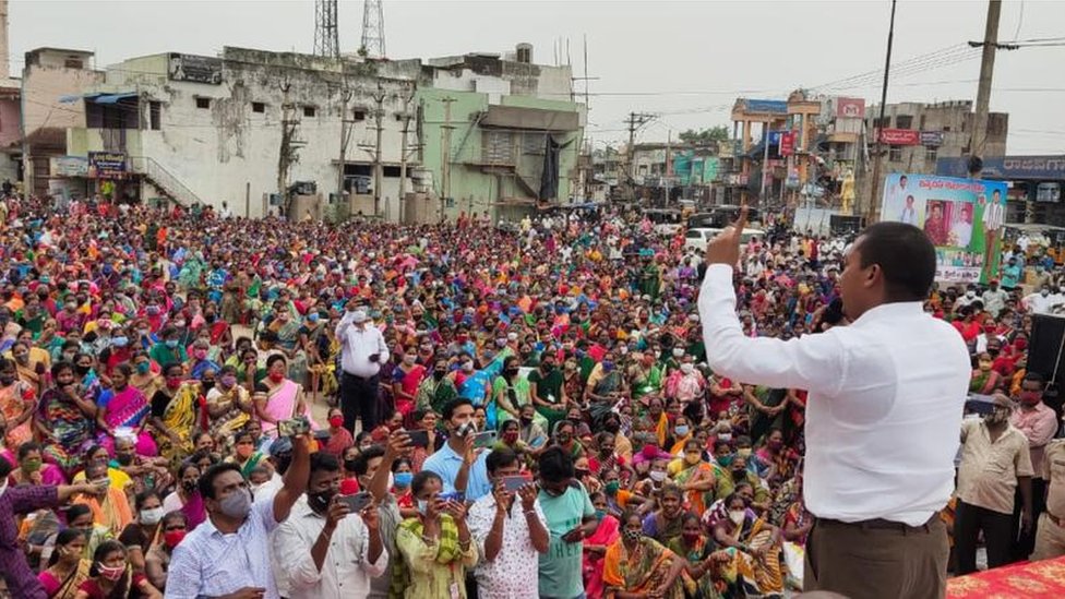 సభల్లో భౌతిక దూరం నియమాలు పాటించడం లేదు. సభల్లో భౌతిక దూరం నియమాలు పాటించడం లేదు.