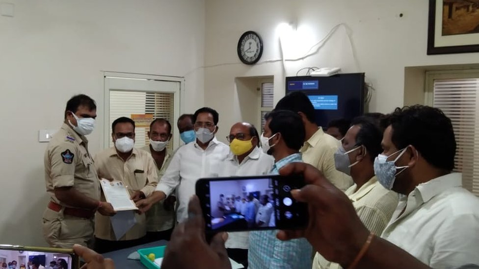 అధికార పార్టీ నేతలపై ఫిర్యాదులు చేస్తున్న ప్రతిపక్ష పార్టీలు అధికార పార్టీ నేతలపై ఫిర్యాదులు చేస్తున్న ప్రతిపక్ష పార్టీలు