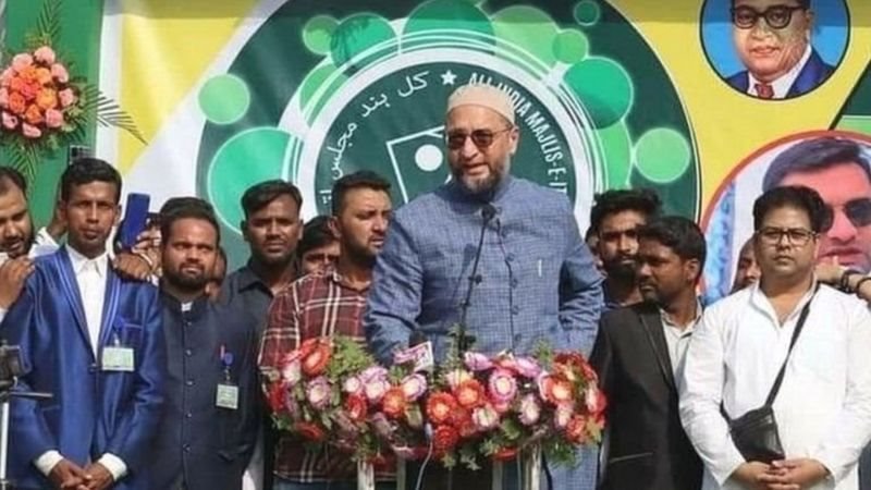 అసదుద్దీన్ తండ్రి సలావుద్దీన్ హైదరాబాద్‌కే పరిమితమయ్యారు. కానీ, అసదుద్దీన్ పార్టీని ఇతర రాష్ట్రాలకు కూడా వ్యాపింపజేస్తున్నారు. చాలాచోట్ల సక్సెస్ కూడా అవుతున్నారు.