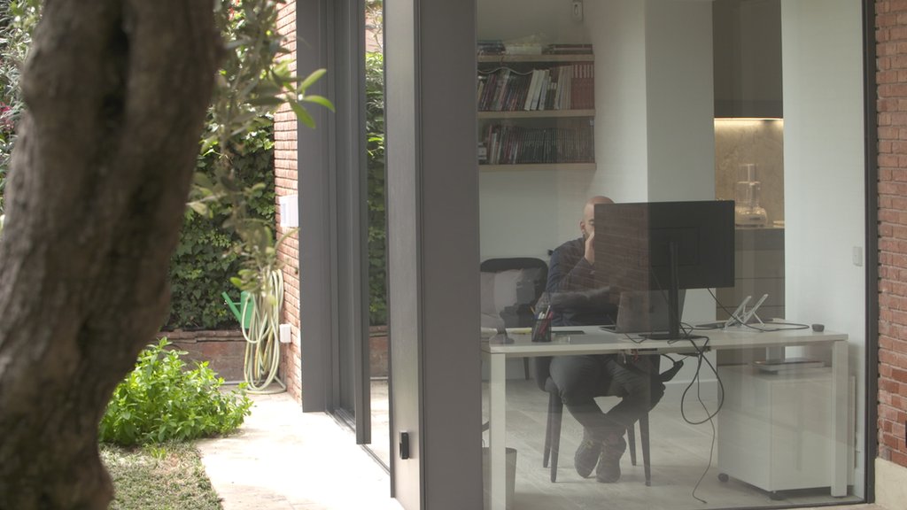 అద్దె నివాసంలో జానీ బౌఫర్హాట్