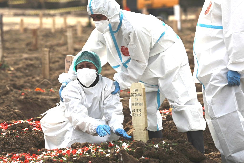 ఇండోనేసియాలో అంత్యక్రియలు చేస్తున్న దృశ్యం