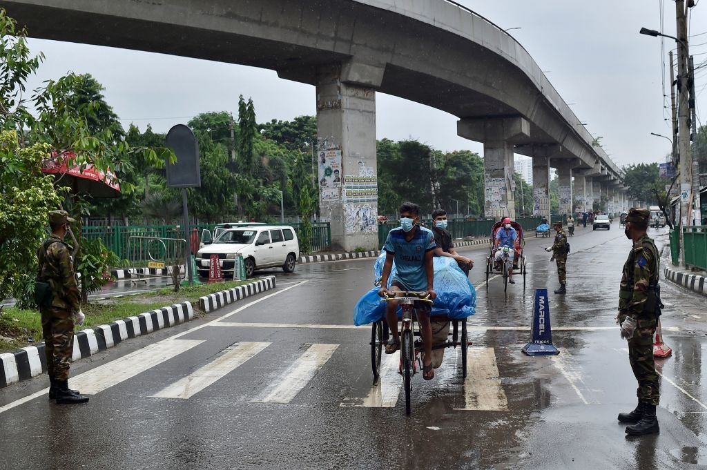 బంగ్లాదేశ్‌లో దేశ వ్యాప్త లాక్ డౌన్ అమలులో ఉంది.