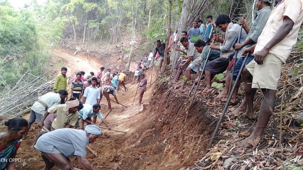 సొంతంగా రోడ్డు వేసుకుంటున్న గిరిజనులు