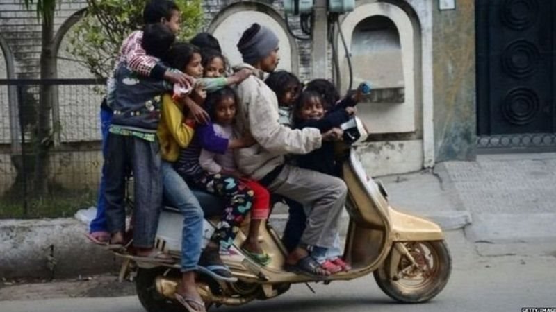 దేశంలో సుమారు ఆరోవంతు మంది ప్రజలు ఉత్తర్ ప్రదేశ్‌లోనే నివసిస్తున్నారు