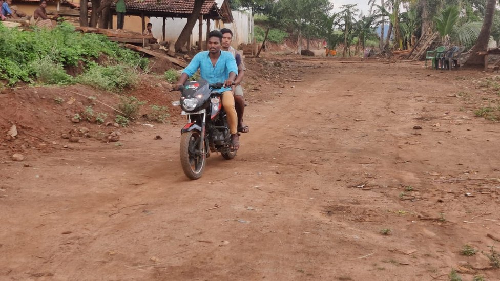 రోడ్డు పై ప్రయాణిస్తున్న యువకులు