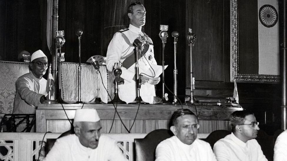 భారత్ స్వాతంత్ర్యం గురించి ప్రకటన చేస్తున్న మౌంట్‌బాటెన్