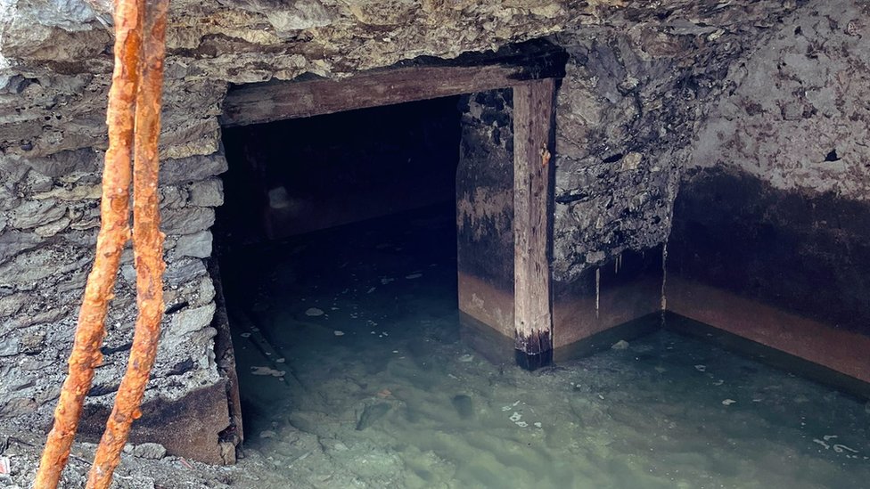 నీట మునిగిన గ్రామంలోని ఒక ఇల్లు