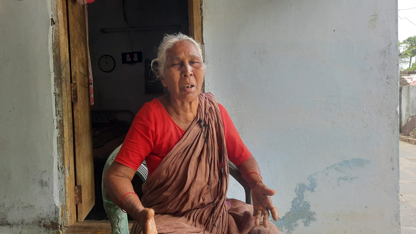 అంగలకుదురు కోటి రత్నం కొడుకు రాజమోహన్ చుండూరు ఘర్షణల్లో మరణించారు.