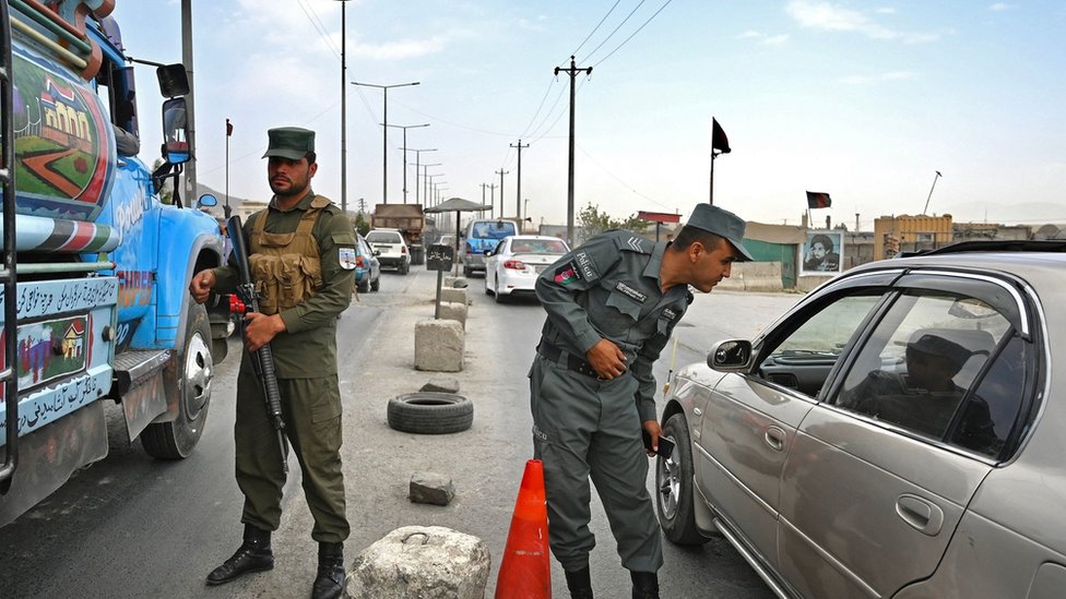 కాబుల్ నగరంలో వాహనాలు తనిఖీ చేస్తున్న పోలీసులు