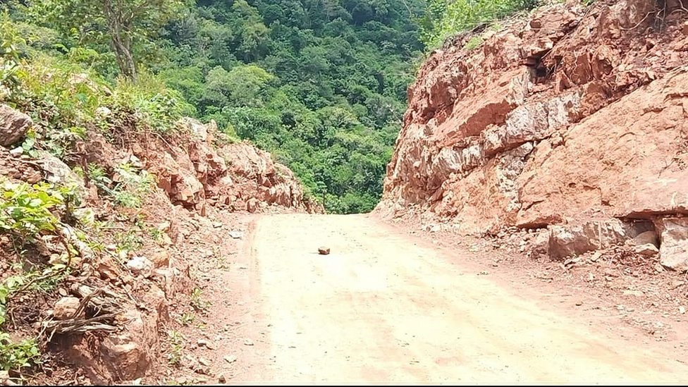 ప్రైవేటు వ్యక్తులు నిర్మించిన రోడ్డు