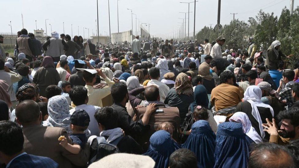 ఎయిర్ పోర్టు వరకు కూడా చేరలేని జనసందోహం