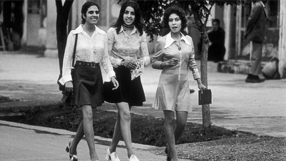 1970ల కాలంలో కాబుల్ వీధుల్లో స్వేచ్ఛగా వెళ్తున్న అమ్మాయిలు