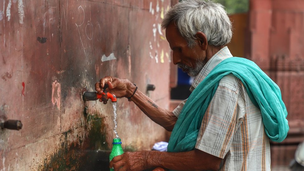 పిల్లలు పట్టించుకోకపోవడంతో వృద్ధులు ఓల్డేజ్ హోమ్‌లలో చేరాల్సి వస్తోంది.