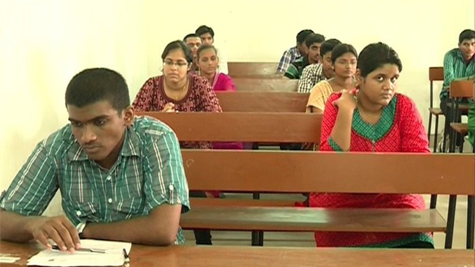 ఫీజుల పీటముడి