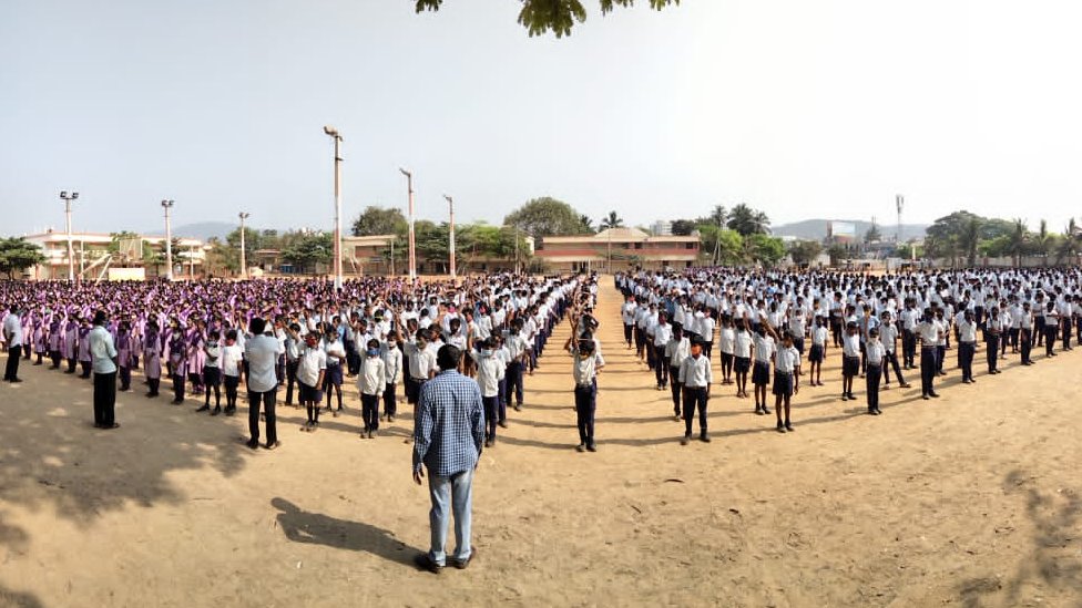 చంద్రంపాలెం జెడ్ పి స్కూలులో విద్యార్థులు