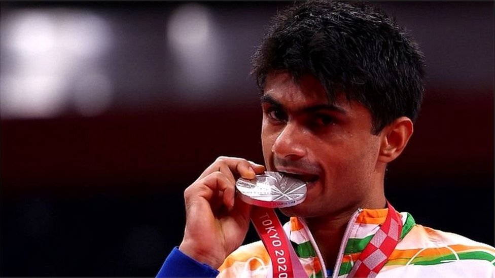 బ్యాడ్మింటన్‌లో సిల్వర్ మెడల్ సాధించిన కలెక్టర్ సుహాస్ యతిరాజ్