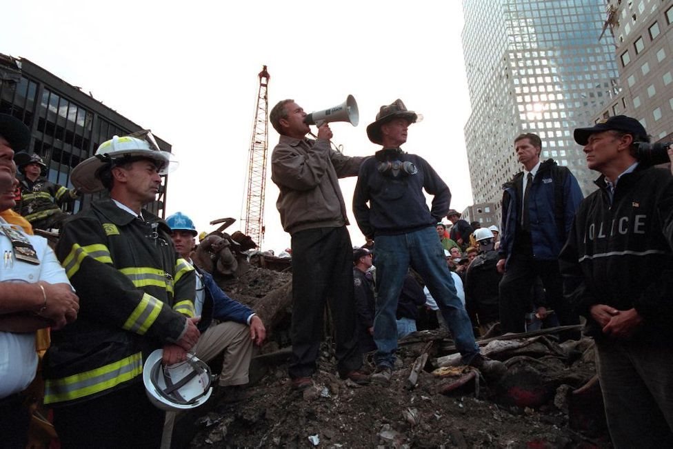 9/11 దాడి ప్రాంతంలో బుష్ 9/11 దాడి ప్రాంతంలో బుష్