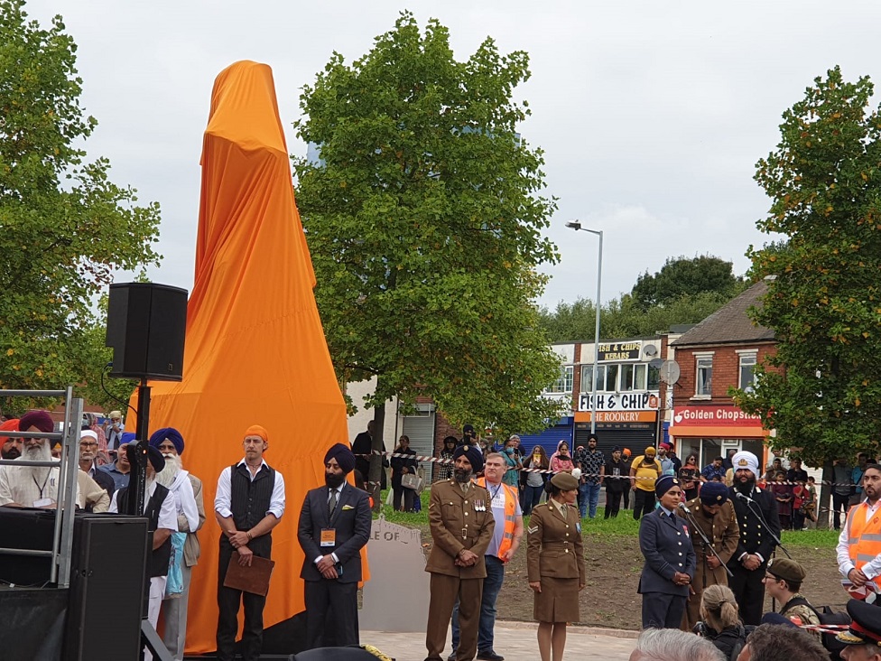 విగ్రహావిష్కరణకు హాజరయిన స్థానికులు