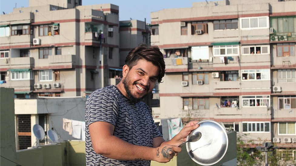 హెల్త్ వర్కర్స్‌కి మద్దతుగా పళ్లాలపై చప్పుడు చేస్తున్న ప్రజలు