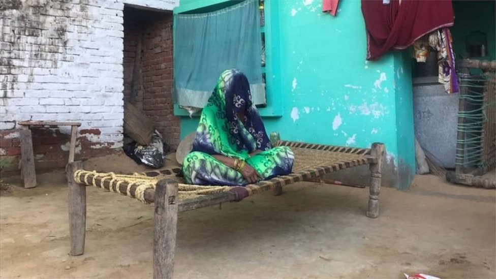 బాధిత కుటుంబంలో మహిళ