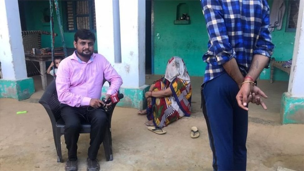 బాధిత కుటుంబంతో బీబీసీ ప్రతినిధి