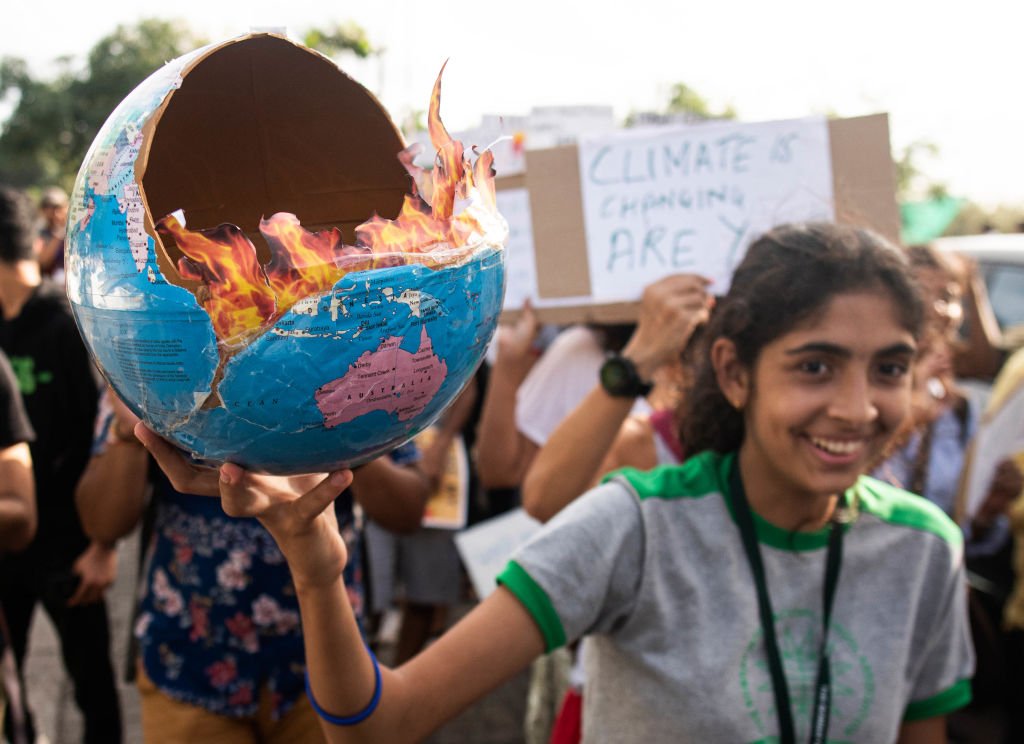 వాతావరణ మార్పుల నేపథ్యంలో ప్రభుత్వాలు చర్యలు తీసుకోవాలని డిమాండ్ చేస్తూ 2019లో ముంబైలో జరిగిన ప్రదర్శనలో పాల్గొన్న ఒక యువతి