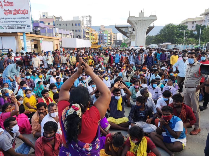శ్రీనివాసం వద్ద ఆందోళన చేస్తున్న భక్తులు శ్రీనివాసం వద్ద ఆందోళన చేస్తున్న భక్తులు