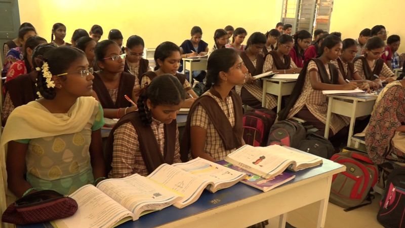 ప్రైవేటు స్కూళ్లలో ఫీజులు భరించలేని వారు ప్రభుత్వ పాఠశాలలకు వస్తున్నారు.