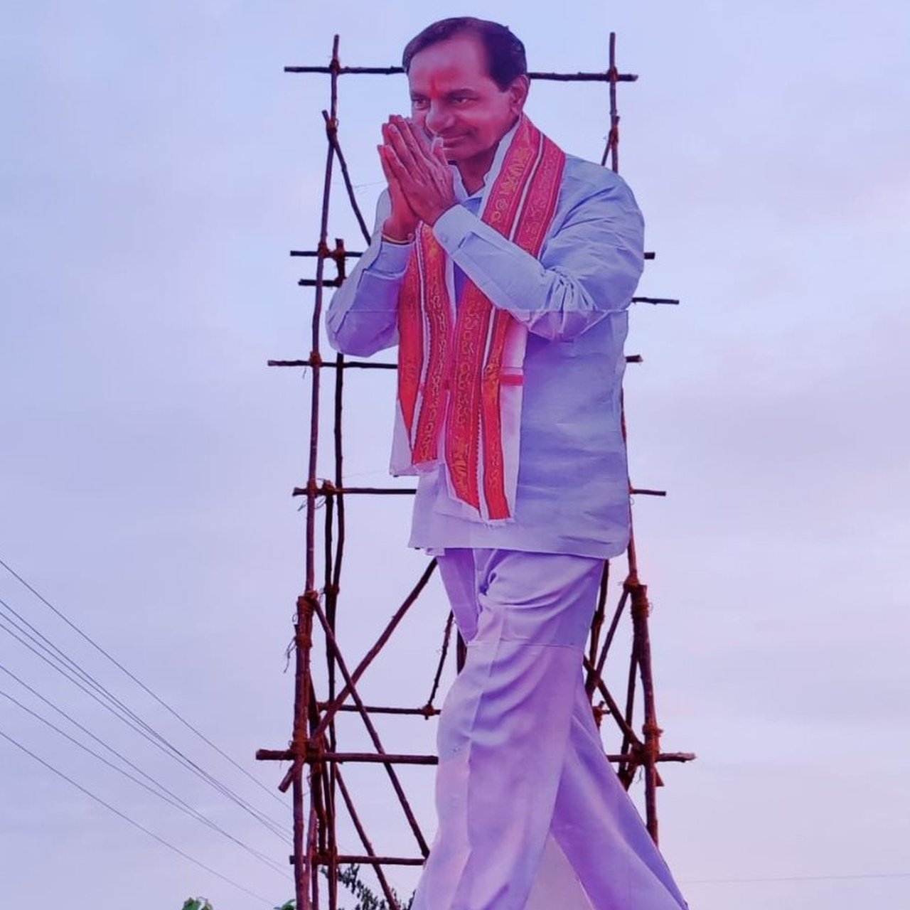 అభివృద్ధి పథకాలతో ప్రభుత్వం ఓటర్లను తనవైపు తిప్పుకునే ప్రయత్నం చేస్తోంది. అభివృద్ధి పథకాలతో ప్రభుత్వం ఓటర్లను తనవైపు తిప్పుకునే ప్రయత్నం చేస్తోంది.