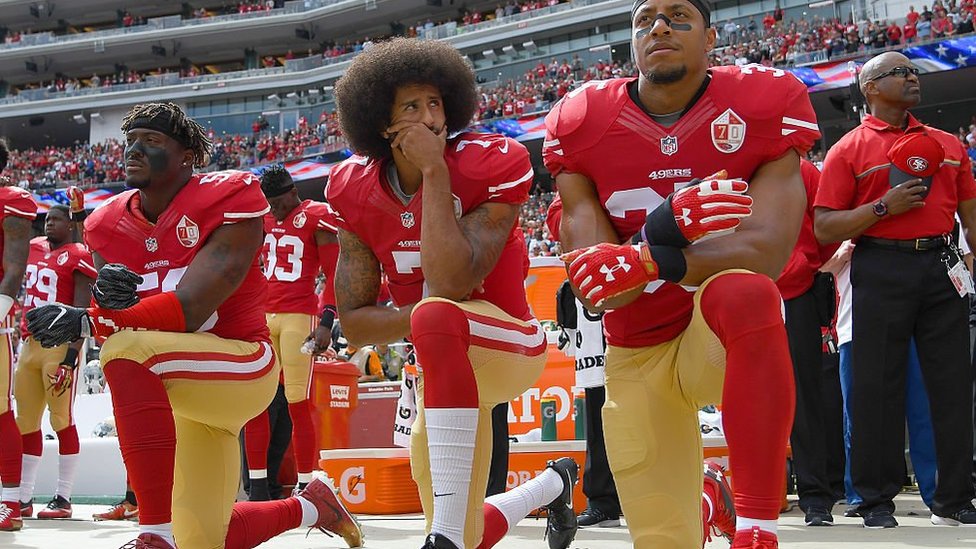 అమెరికా ఫుట్‌బాల్ క్రీడాకారుడు కోలిన్ కేపెర్నిక్ జట్టు టేకింగ్ ద నీ