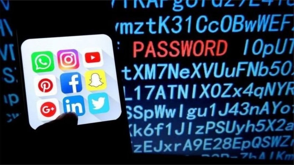 సోషల్ మీడియాలో కంటెంట్‌కు సంబంధించి బాధ్యత వహించే వ్యక్తులు ఉండాలని భారత ప్రభుత్వం అంటోంది