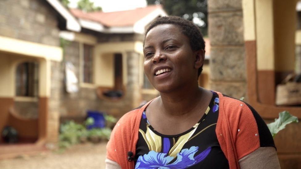 కెన్యాలో 30 ఏళ్లు దాటిన చాలామంది ఒంటరి మహిళలు లవ్ కోచింగ్ కోసం ప్రయత్నిస్తున్నారు.