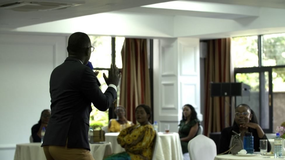 లవ్ కోచింగ్ సెమినార్‌లో ప్రసంగిస్తున్న రాబర్ట్ బురాలే