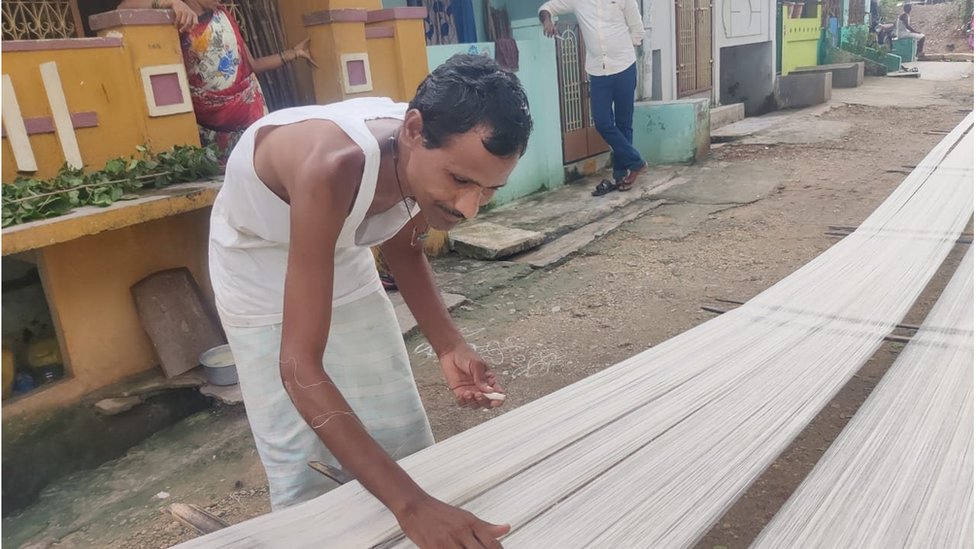 పొందూరులో ఖాదీ నేస్తున్న కార్మికుడు పొందూరులో ఖాదీ నేస్తున్న కార్మికుడు