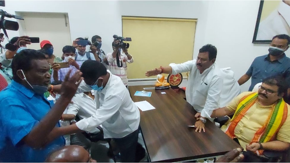 టీడీపీ నేతల ప్రెస్ మీట్ వద్ద ద్వారంపూడి అనుచరుల ఆందోళన టీడీపీ నేతల ప్రెస్ మీట్ వద్ద ద్వారంపూడి అనుచరుల ఆందోళన