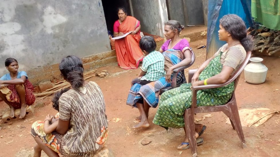 గ్రామస్థులతో తిరుచెల్వి