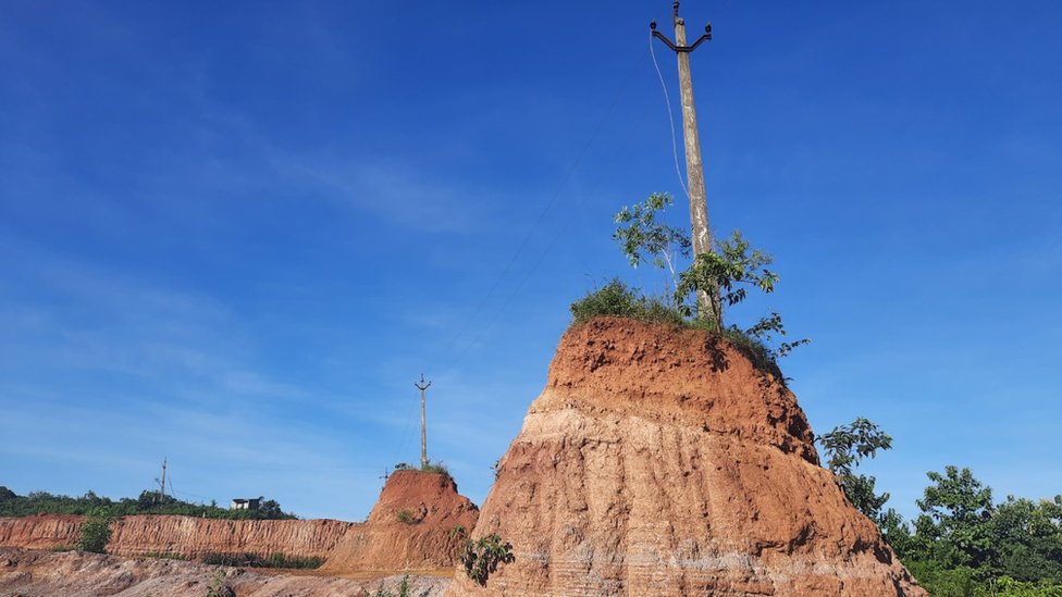 2015 నుంచి ఇప్పటి వరకూ జరిపిన తవ్వకాలు పరిశీలిస్తే దాదాపుగా 300 ఎకరాల పైబడి తవ్వేసినట్టు కనిపిస్తోంది
