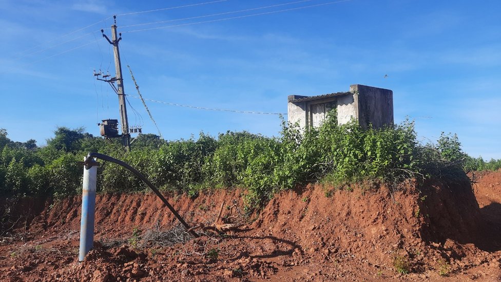 స్వల్పకాలంలోనే భారీగా తవ్వకాలు జరిగినట్టు స్థానికులు చెబుతున్నారు.