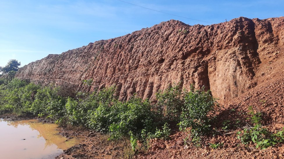 గ్రావెల్ కోసం జరిపిన తవ్వకాలతో ఎర్రమట్టి తప్ప ఏమీ కనిపించడం లేదు.