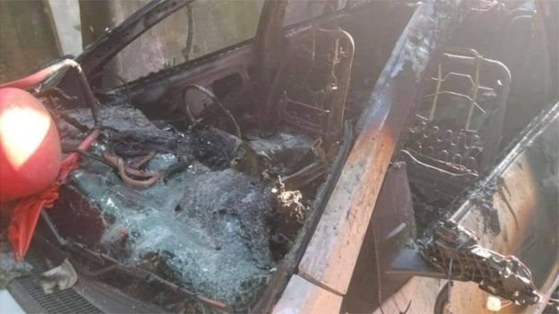 చౌముహనీలో ఒక కారుకు నిప్పుపెట్టారు