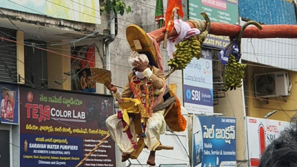 సిరిమానును అధిరోహించిన పూజారి