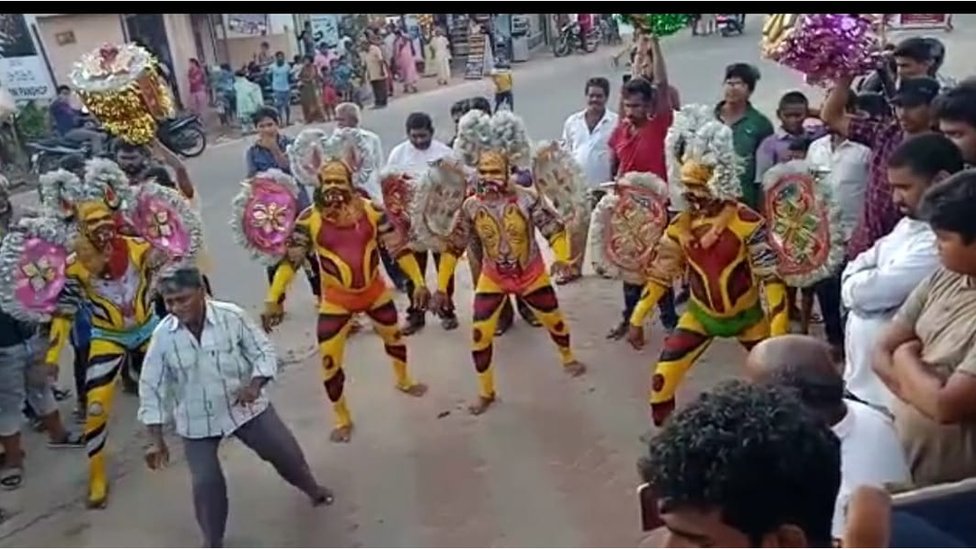 ఉత్సవంలో పులివేషాలు