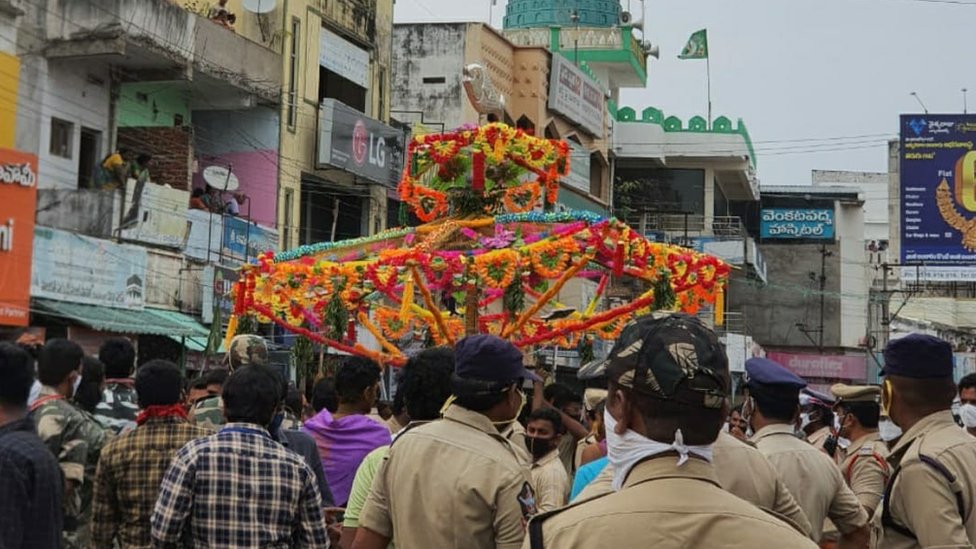 సిరిమానోత్సవంలో ప్రధాన ఆకర్షణ అందమైన రథాలే