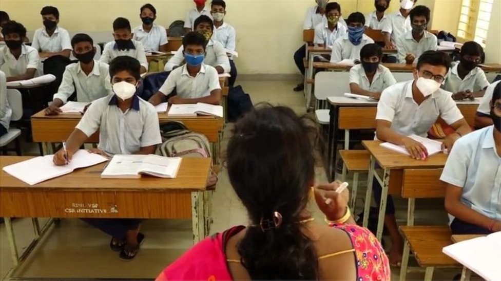 స్కూలులో విద్యార్ధులు