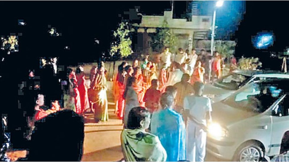 హుజూరాబాద్‌లో ఓటర్లకు నగదు పంపిణీ