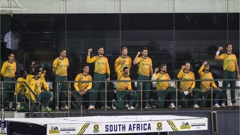 జులైలో దక్షిణాఫ్రికా జట్టు మోకాలిపై నిలబడినప్పుడు ఎడమవైపు విడిగా నిలబడిన డికాక్