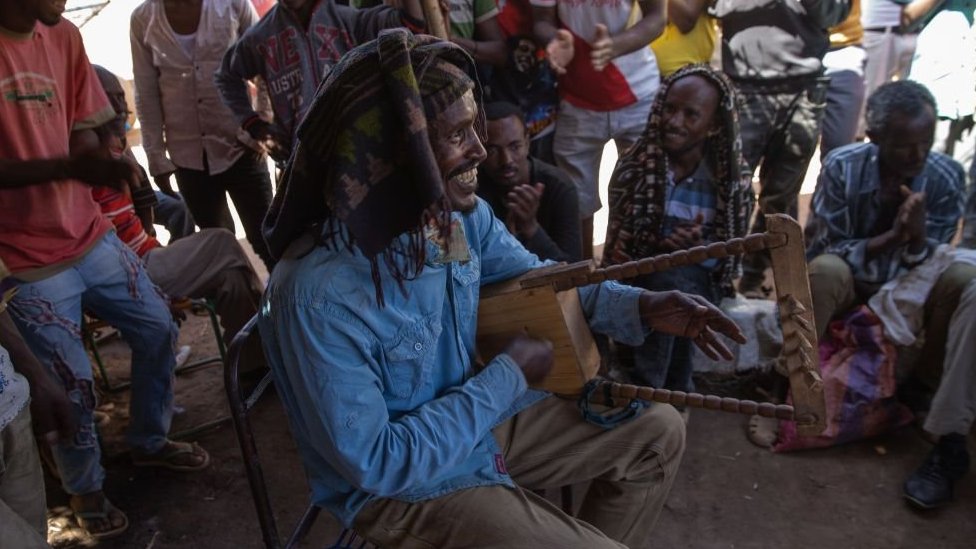 సుడాన్లో శరణార్థ శిబిరంలో శరణార్ధులకు వినోదాన్ని పంచుతున్న టిగ్రే సంగీతకారుడు సుడాన్లో శరణార్థ శిబిరంలో శరణార్ధులకు వినోదాన్ని పంచుతున్న టిగ్రే సంగీతకారుడు