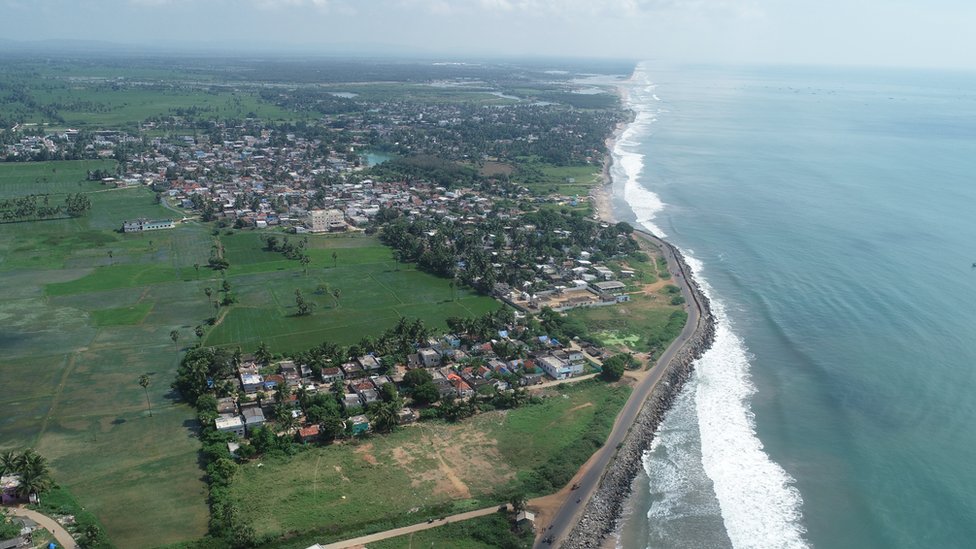 ఉప్పాడ ప్రాంతంలో అలలు తీరాన్ని దెబ్బతీయకుండా జియో ట్యూబ్ అనే రక్షణ ఏర్పాటు చేశారు. ఉప్పాడ ప్రాంతంలో అలలు తీరాన్ని దెబ్బతీయకుండా జియో ట్యూబ్ అనే రక్షణ ఏర్పాటు చేశారు.