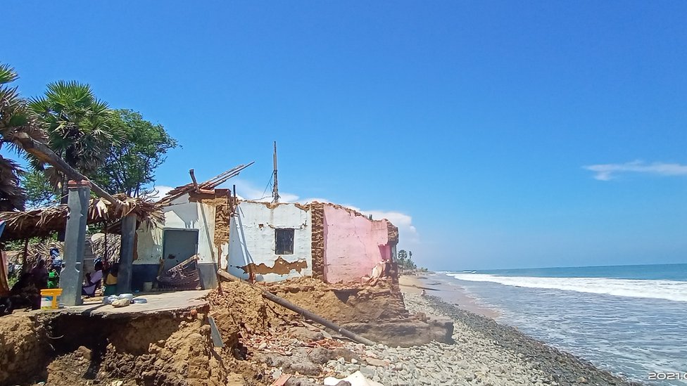 ఉప్పాడలో సముద్రానికి దగ్గరలో ఉన్న ఇళ్లు అలల తాకిడికి కూలిపోతున్నాయి. ఉప్పాడలో సముద్రానికి దగ్గరలో ఉన్న ఇళ్లు అలల తాకిడికి కూలిపోతున్నాయి.